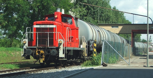 Am 18. August 2008 bedient die 363 689 das Heilbronner TOTAL Tanklager. Aufnahme: Patrick Heine.
