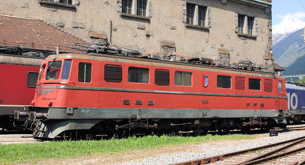 Kurz vor dem Abtransport nach Deutschland zeigt sich die Ae 6/6 11401 am 19. Mai 2010 im SSB-Industriewerk Bellinzona