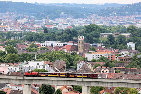 Einmaliges Bild: Der Sonderzug auf dem Viadukt bei Stuttgart-Münster. Aufnahme: Roland Meier